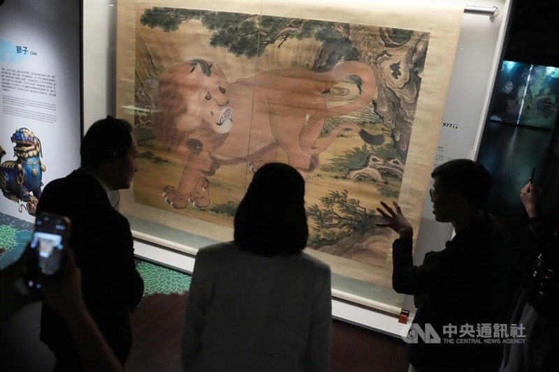 Para pengunjung melihat-lihat lukisan Dinasti Qing yang menggambarkan "Suanni" -- makhluk mitologi yang menyerupai singa -- di National Palace Museum pada Senin. (Sumber Foto : CNA, 24 Maret 2026)