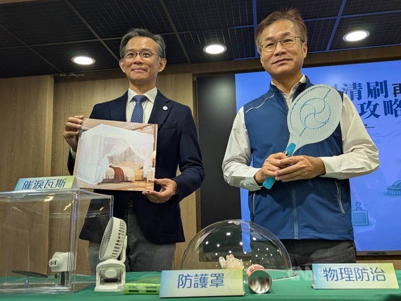 Profesor Lee Hou-feng (kiri) dan Dirjen Pengelolaan Zat Kimia Tsai Meng-yu (kanan) dalam konferensi pers "Panduan Lengkap Produk Anti-Nyamuk" hari Kamis. (Sumber Foto : CNA, 26 Maret 2026)