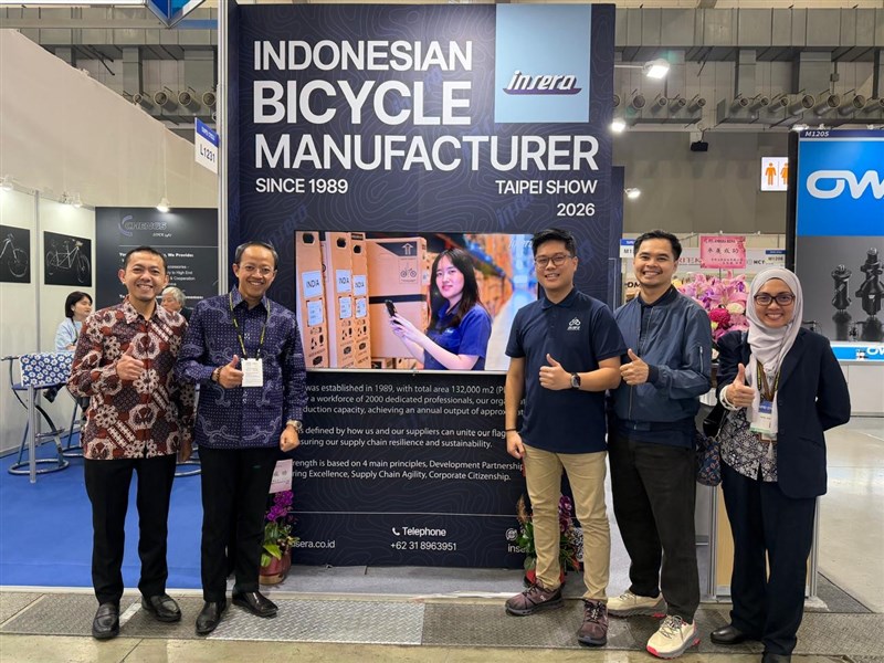 Arif Sulistiyo (dua dari kiri) Kepala KDEI berfoto bersama para exhibitor di acara Taipei Cycle 2026. (Sumber Foto : KDEI)