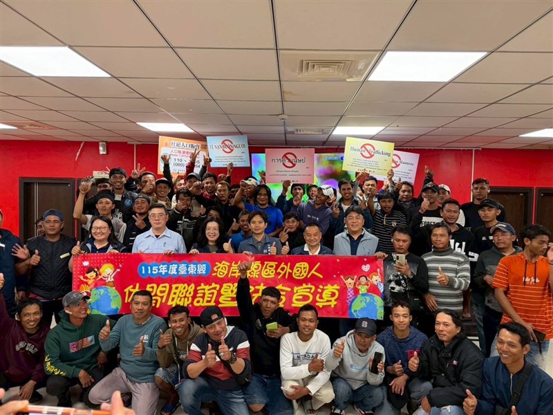 Kegiatan rekreasi, silaturahmi, dan sosialisasi peraturan bagi warga asing di wilayah pesisir Kabupaten Taitung pada Rabu lalu. (Sumber Foto : Departemen Urusan Sosial Taitung)