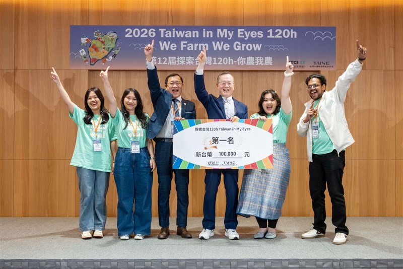 Dari kiri: Chirag Jindal, Maxvallecia Frikandy, Ketua TAISE Eugene Chien, pembimbing tim Huang Ching-en, Amber Yang, dan Au Phuong Mi. (Sumber Foto : NCU)