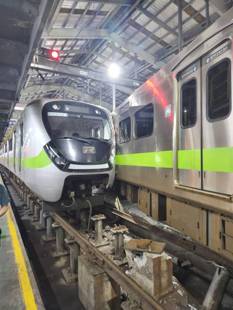 Dua rangkaian kereta bertabrakan di depo Stasiun Qidu pada Senin malam. (Sumber Foto : Kontributor pribadi)