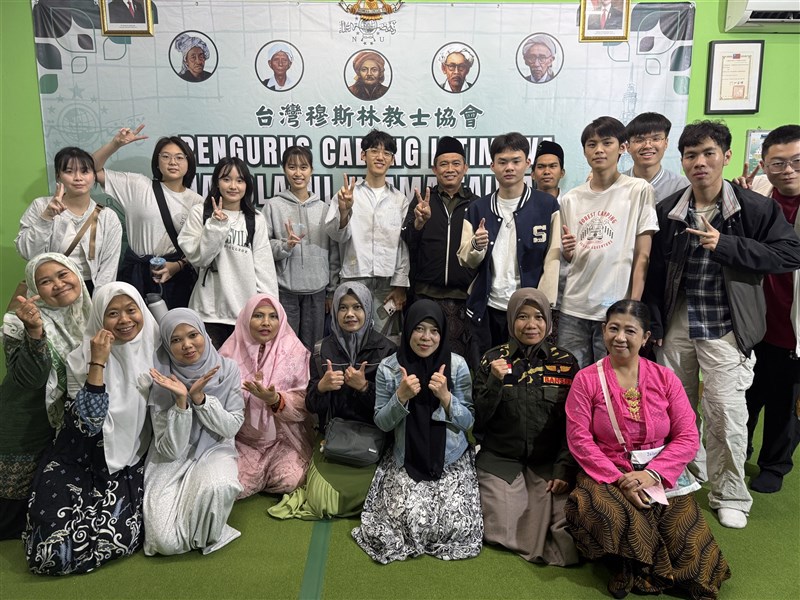 Kang Bae (memakai peci di barisan belakang) berfoto bersama para mahasiswa Taiwan jurusan kedokteran yang berkunjung ke PCINU. (Sumber Foto : CNA)