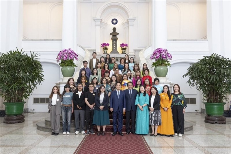 Kunjungan imigran baru ke Kantor Kepresidenan dalam program Partai Progresif Demokratik. (Sumber Foto : DPP)