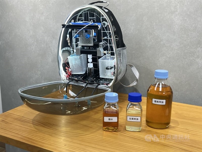 Sistem tersebut ditampilkan bersama botol-botol yang diberi label "air limbah," "biodiesel," dan "minyak goreng bekas" dari kiri ke kanan. (Sumber Foto : CNA, 3 April 2026)