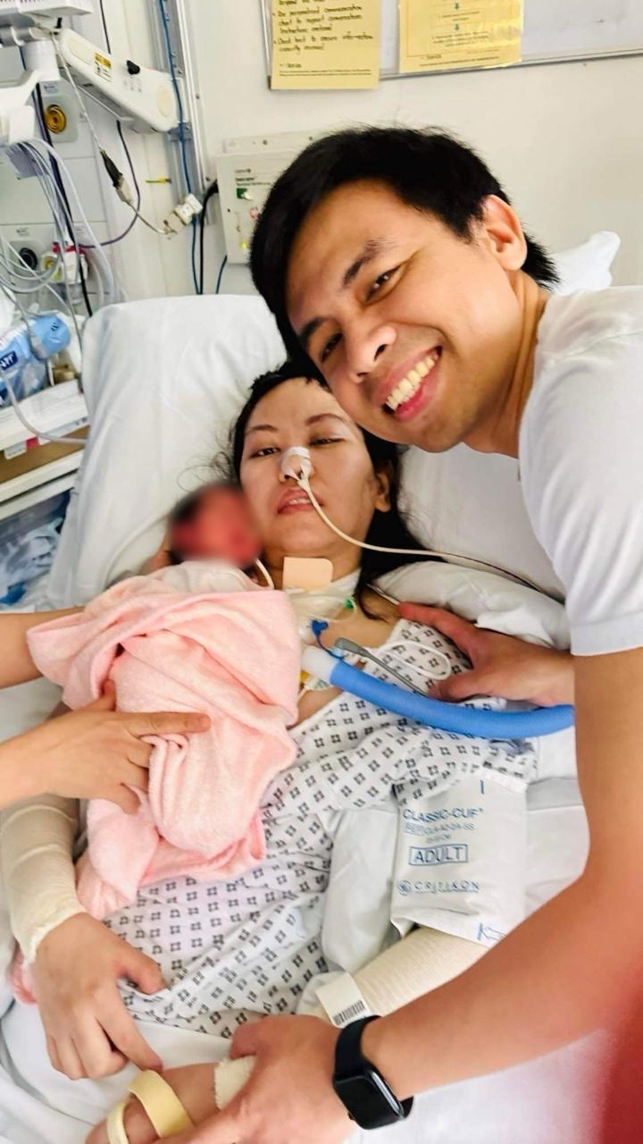 Mark Joseph Radin (kanan), Wendilyn Santoalla (tengah), dan bayi mereka yang baru lahir di sebuah rumah sakit di Inggris. (Sumber Foto : Radin)