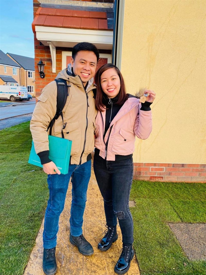 Mark Joseph Radin (kiri) dan Wendilyn Santoalla di sebuah jalan di Inggris setelah pindah ke sana pada 2021. (Sumber Foto : Radin)