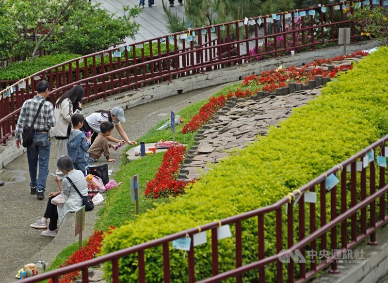Para peziarah mengunjungi lokasi pemakaman ramah lingkungan Zhenshan Garden di Pemakaman Pertama Yangmingshan, Taipei, Minggu dalam rangka memperingati cengbeng. (Sumber Foto : CNA, 5 April 2026)