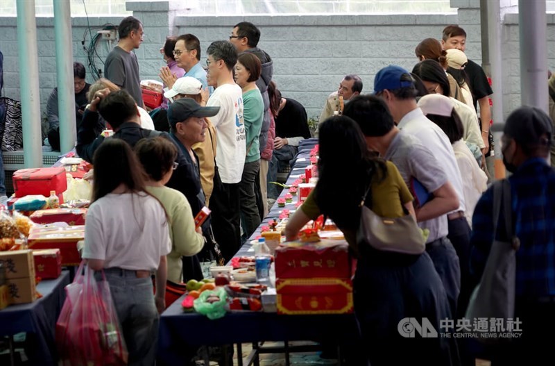 Peziarah mengunjungi Pemakaman Pertama Yangmingshan di Taipei dengan membawa persembahan pada Minggu dalam rangka memperingati cengbeng. (Sumber Foto : CNA, 5 April 2026)
