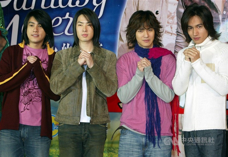 Dari kiri: Anggota F4 Ken Chu, Van Ness Wu, Vic Chou, dan Jerry Yan, dan Vic Chou di Ximending, Taipei pada Januari 2003. (Sumber Foto : Dokumentasi CNA)