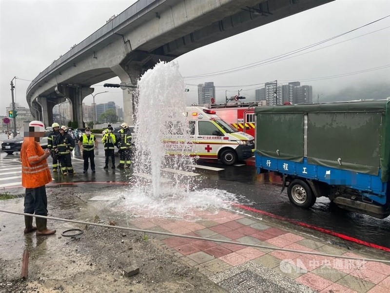 Petugas tanggap darurat tiba di lokasi kecelakaan di New Taipei pada Senin. (Sumber Foto : Kepolisian)