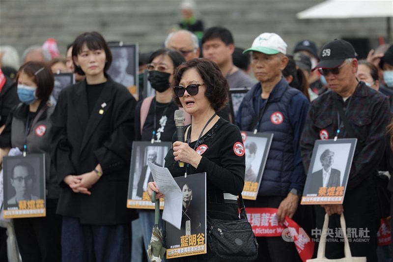 Lan Yun-jo (depan) memegang foto mendiang ayahnya, Lan Ming-ku. (Sumber Foto : CNA, 5 April 2026)