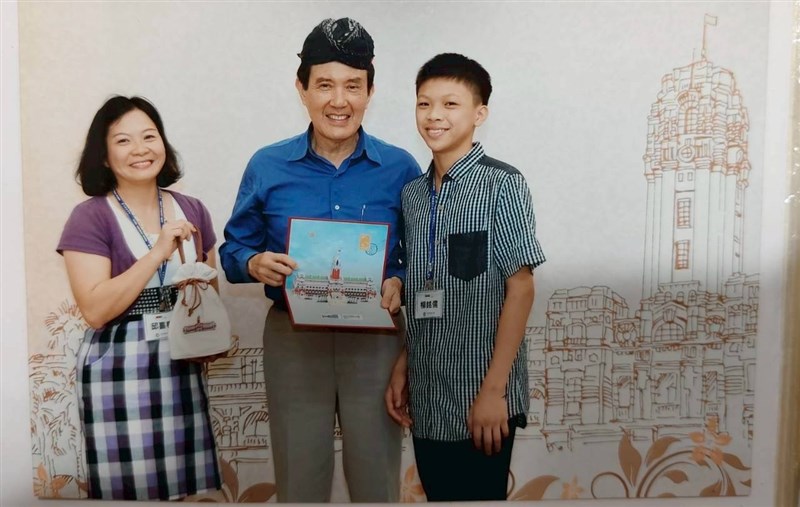 Dewi bersama mantan Presiden Ma Ying-jeou (tengah) di Kantor Kepresidenan. (Sumber Foto : Dewi).