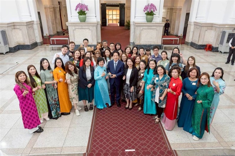 Dewi berfoto bersama Presiden Lai Ching-te dan imigran baru dari berbagai negara lainnya. (Sumber Foto : Dewi)