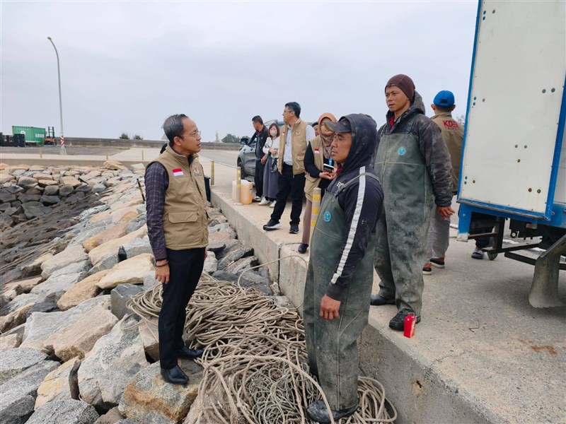 Menyapa Nelayan di Kinmen, Kepala KDEI Taipei juga mengunjungi Pelabuhan Shuitou Kinmen, pada Sabtu (28/3). (Sumber Foto : KDEI)