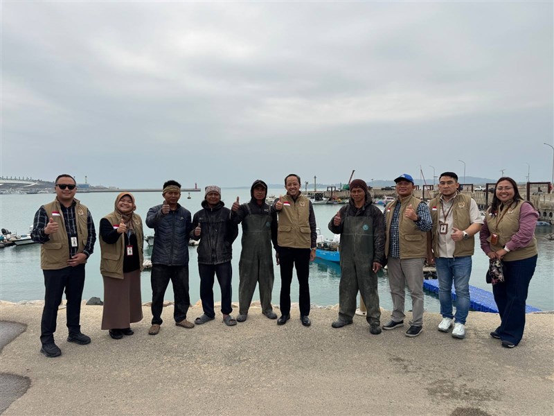 Empat nelayan di Kinmen yang dapat ditemui di sela-sela pekerjaannya menyampaikan bahwa secara umum mereka kerasan bekerja di tempat kerja sekarang, meski sangat jarang libur. (Sumber Foto : KDEI)