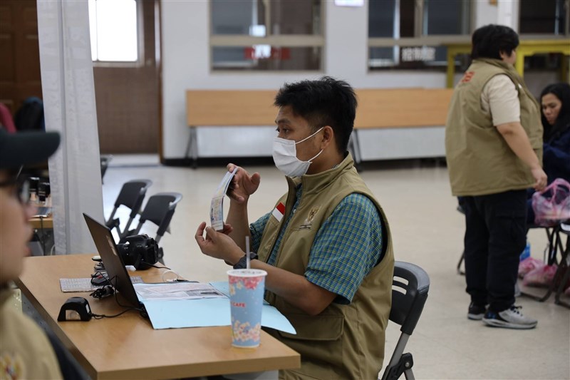 Bidang Imigrasi melakukan Layanan Keimigrasian berupa pengambilan foto biometrik dan sidik jari. (Sumber Foto : KDEI)