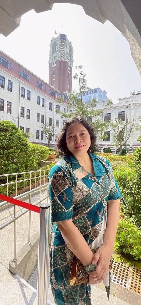 Dewi berfoto di Kantor Kepresidenan. (Sumber Foto : Dewi)