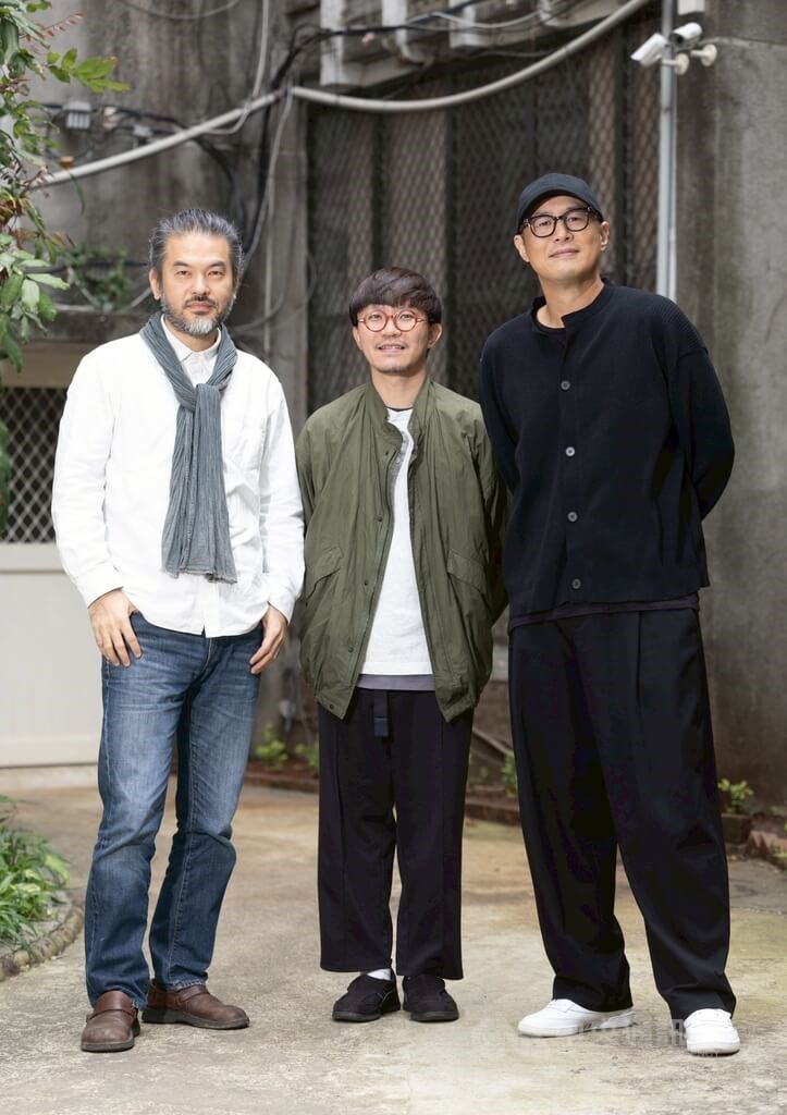 Sutradara bersama "Agent from Above", Donnie Lai (kiri) dan Noi Kuan (kanan), berpose bersama supervisor efek visual acara tersebut, Tomi Kuo (tengah). (Sumber Foto : Dokumentasi CNA)