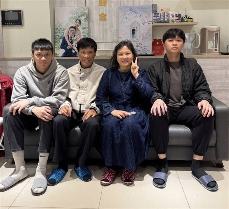 Dewi bersama suami dan kedua putranya. (Sumber Foto : Dewi)