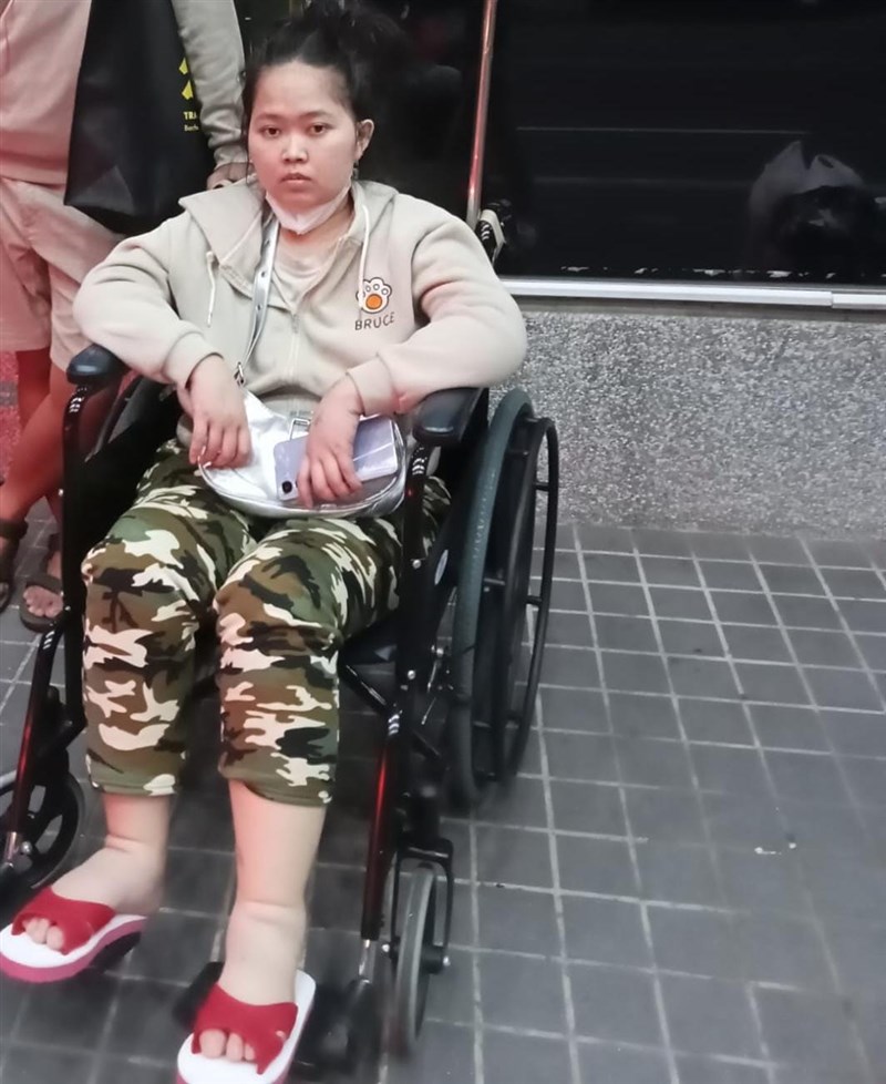 Rosijah dibawa oleh majikannya menggunakan kursi roda ke rumah sakit dengan kaki bengkak. (Sumber Foto : Rosijah)