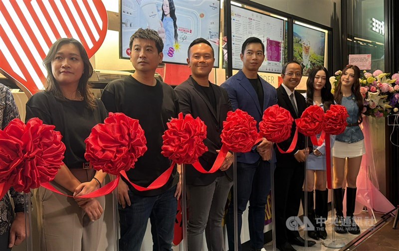 Co-Founder Kenangan Coffee Taiwan Peter Wu (kedua dari kiri), Group CEO dan Co-Founder Kenangan Coffee Edward Tirtanata (tengah), dan Kepala KDEI Taipei Arif Sulistyo (ketiga dari kanan) menghadiri acara pembukaan resmi dengan pemotongan pita pada Selasa. (Sumber Foto : CNA, 7 April 2026)