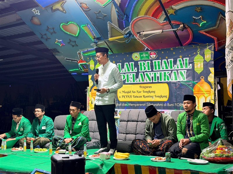 Kepala KDEI Taipei, Arif Sulistiyo (tengah) berbicara di halalbihalal serta pelantikan pengurus PCINU Taiwan Ranting Tongkang dan Masjid An-Nur Tongkang, Sabtu. (Sumber Foto : KDEI Taipei)