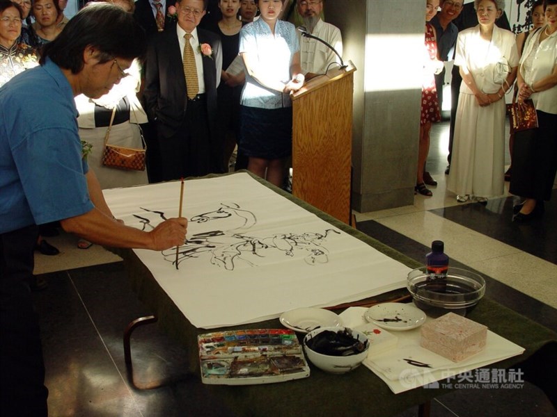 Seniman Taiwan Chen Chao-pao (depan, kiri) melukis di sebuah acara di Ottawa, Kanada, 2002. (Sumber Foto : Dokumentasi CNA)