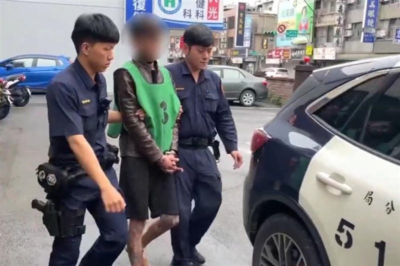 Seorang pekerja migran hilang kontak (tengah) ditangkap pasca diduga terlibat perselisihan di Distrik Guanyin, Taoyuan, Selasa malam. (Sumber Foto : Kantor Polisi Dayuan)