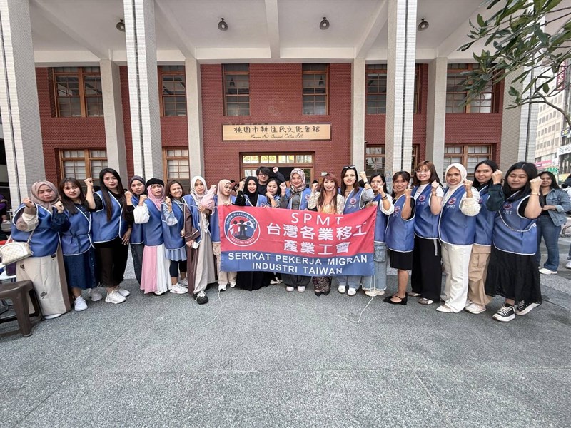 Ketua SPMT Lina (kedelapan dari kanan) dan Sekretaris SPMT Jerry Wu (kesepuluh dari kiri). (Sumber Foto : SPMT)