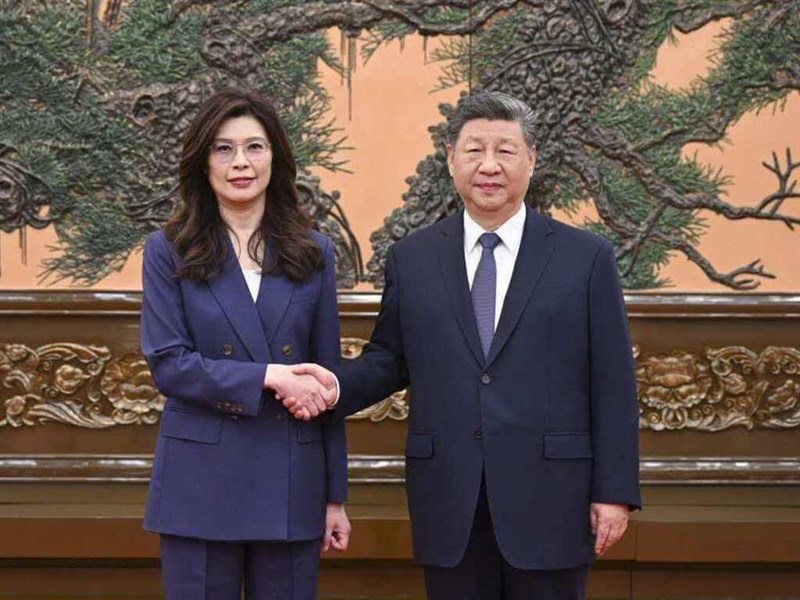Ketua Kuomintang Cheng Li-wun menyapa Presiden Tiongkok Xi Jinping di Beijing, Tiongkok, Jumat. (Sumber Foto : Kuomintang)
