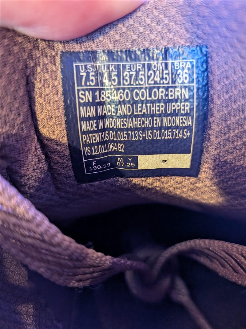 Produk sepatu Skechers dengan tulisan made in INdonesia. (Sumber Foto : KDEI)