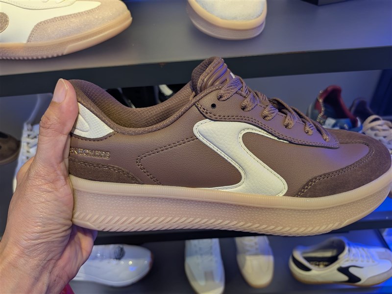 Salah satu gerai sepatu merek global, Skechers buatan Indonesia di beberapa gerai sepatu olahraga di Taiwan. (Sumber Foto : KDEI)