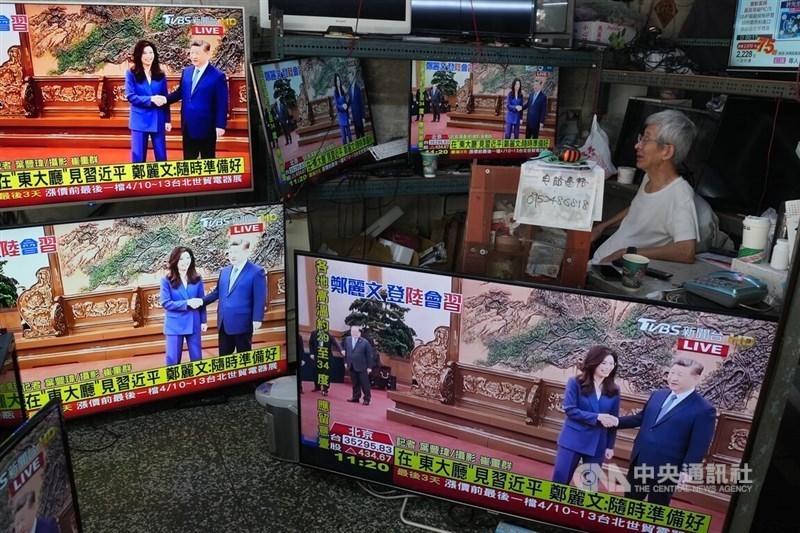 Televisi di sebuah toko di Distrik Wanhua menampilkan berita tentang pertemuan Ketua Kuomintang Cheng Li-wun dengan Presiden Tiongkok Xi Jinping pada Jumat. (Sumber Foto : CNA, 10 April 2026)