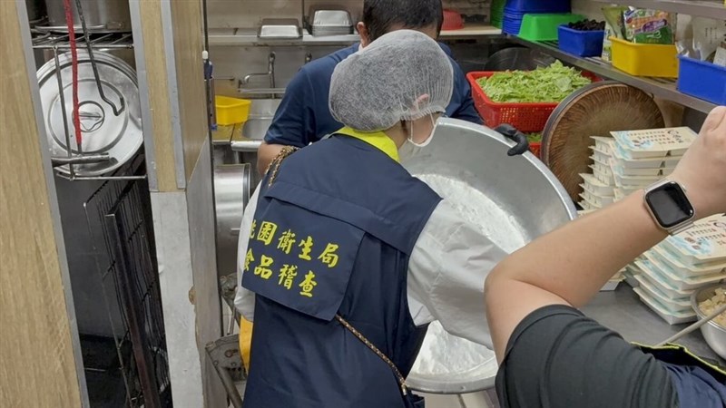 Petugas Departemen Kesehatan Kota Taoyuan melakukan inspeksi atas laporan dugaan keracunan makanan di Kota Taoyuan. (Sumber Foto : Departemen Kesehatan Taoyuan, 14 April 2026)
