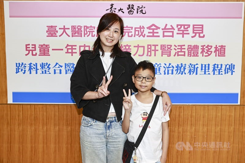 Hsu (kanan), yang menerima transplantasi hati parsial dan transplantasi ginjal dalam waktu satu tahun, berfoto bersama ibunya pada sebuah acara pers di Taipei pada Rabu. (Sumber Foto : CNA, 15 April 2026)