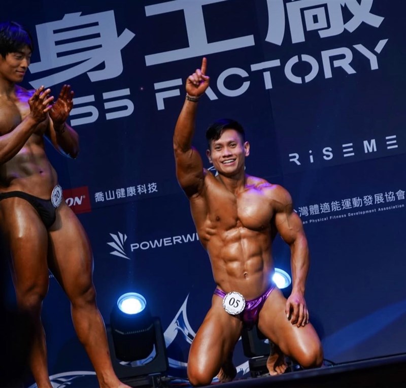 Sarita spontan terduduk saat dirinya diumumkan sebagai pemenang kategori pemula Men’s Physique. (Sumber Foto : Sarita)