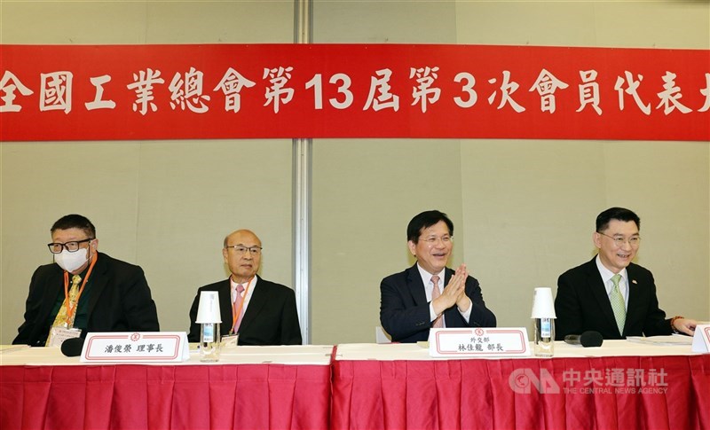 Ketua Chinese National Federation of Industries, Pan Chun-jung (kedua dari kiri) dalam rapat umum federasi hari Kamis. (Sumber Foto : CNA, 16 April 2026)