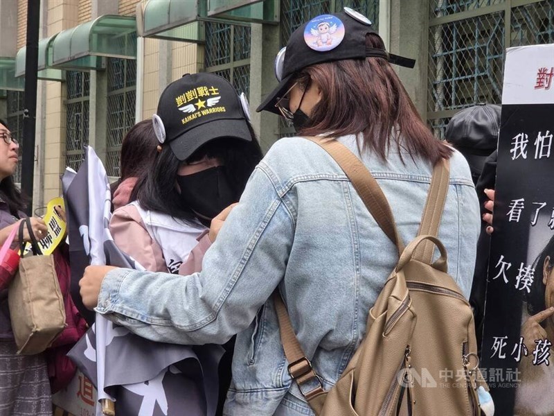 Orang-orang saling berpelukan setelah putusan kedua dalam kasus Kai Kai di luar Pengadilan Tinggi Taiwan di Taipei pada 27 Januari 2026. (Sumber Foto : CNA).