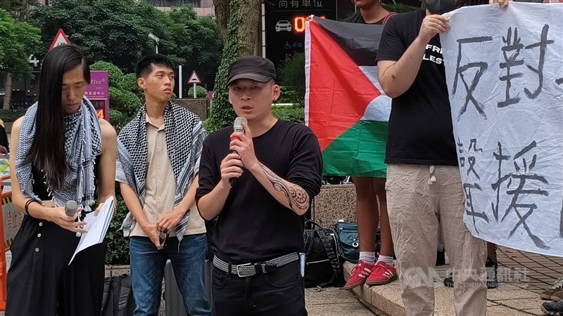 Sekretaris National Federation of Independent Trade Unions Zhang Zhong-fang (ketiga dari kiri), anggota Taiwan Alliance for a Free Palestine Chen Yo-ling (kiri), dan yang lainnya dalam aksi Jumat. (Sumber Foto : CNA, 17 April 2026)