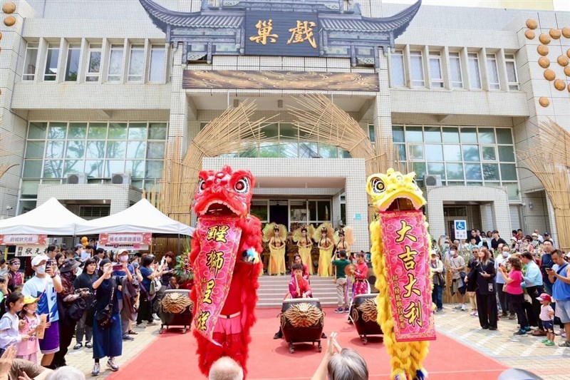 Para penampil dengan kostum barongsai tampil di depan Museum Seni Xi Chao di Tainan pada Sabtu menjelang pembukaannya yang dijadwalkan pada 1 Agustus. (Sumber Foto : Pemerintah Kota Tainan, 18 April 2026)