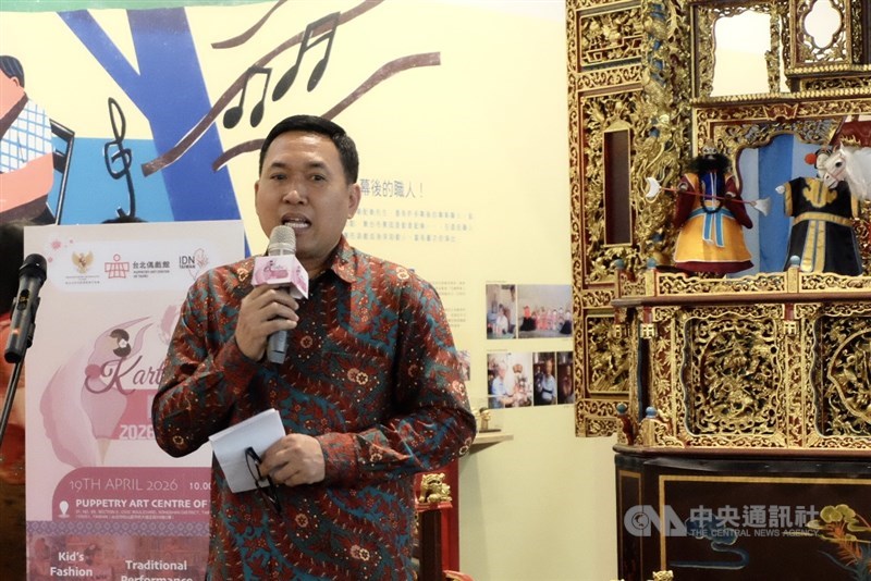 Wakil Kepala KDEI Taipei, Johanes Andi Susanto menyampaikan sambutan pada peringatan Hari Kartini di Puppetry Art Center Taipei, 19 April 2026. (Sumber foto: CNA)