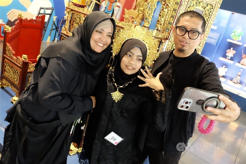 Aqila (tengah) berfoto bersama orang tuanya usai tampil di peringatan Hari Kartini di Puppetry Art Center Taipei, 19 April 2026. (Sumber foto: CNA)