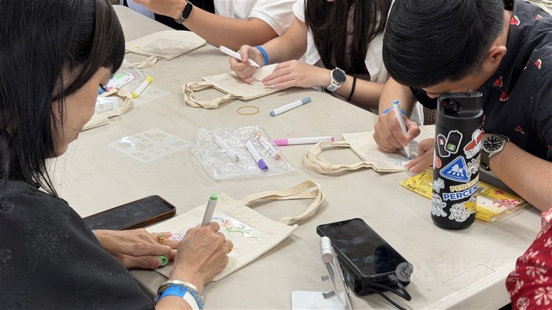 Kegiatan amal melukis tas jinjing di Acara HUT ke-29 KITA. (Sumber Foto : CNA, 19 April 2026)