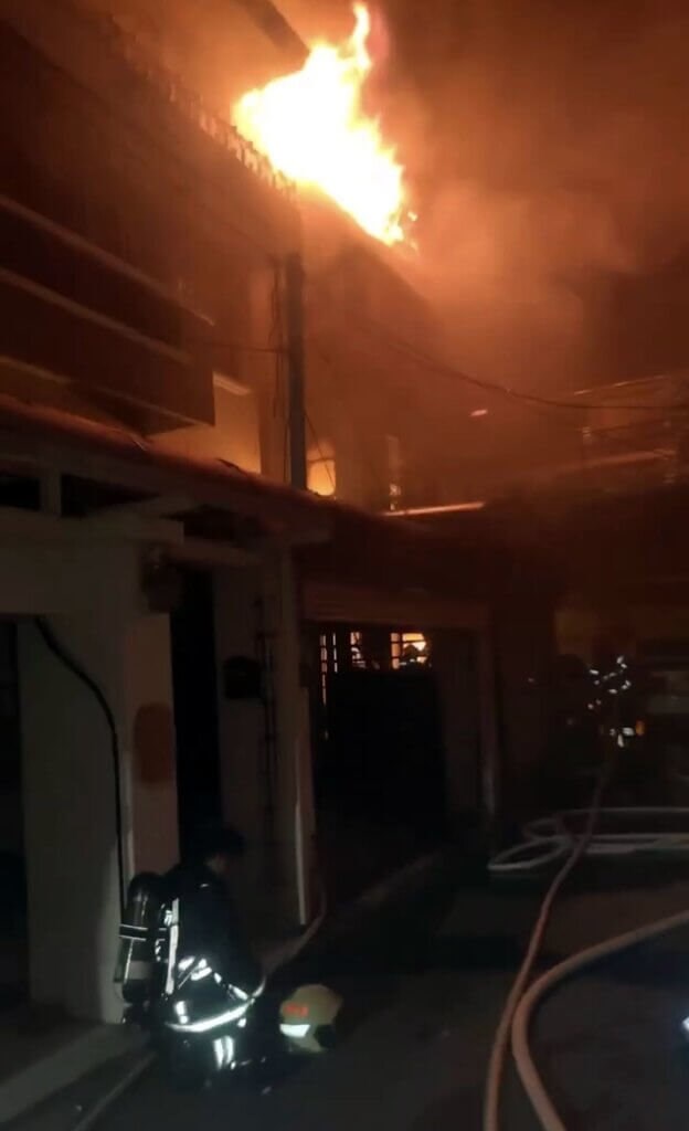 Kebakaran terjadi di sebuah rumah di Chiayi pada Minggu malam. (Sumber Foto : Biro Pemadam Kebakaran Kota Chiayi)