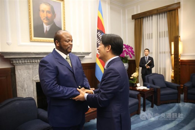 Presiden Lai Ching-te (kanan) menyambut Raja Mswati III dari Eswatini pada 2024. (Sumber Foto : Dokumentasi CNA)