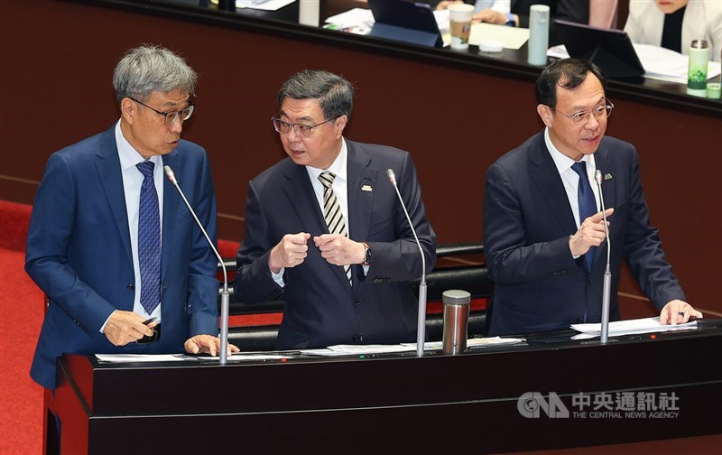 Perdana Menteri Cho Jung-tai (tengah). (Sumber Foto : CNA, 21 April 2026)