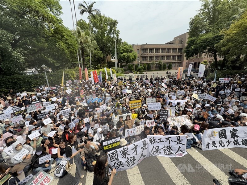 Aksi di depan gedung Yuan Eksekutif pada Rabu, menyusul vonis penjara terhadap seorang pekerja sosial dalam kasus kematian bayi pasca penganiayaan oleh pengasuh. (Sumber Foto : CNA, 22 April 2026)