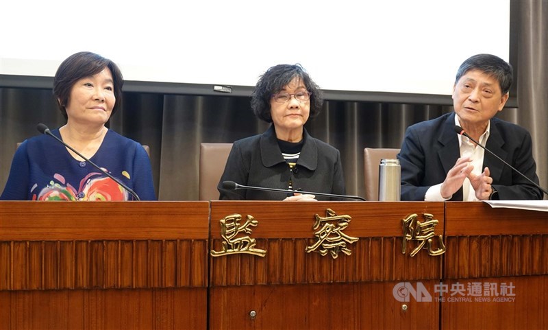 Anggota lembaga pengawas pemerintah Taiwan, Yuan Kontrol (dari kiri): Chi Hui-jung, Wang Yo-ling, dan Lai Cheng-chang dalam konferensi pers Kamis. (Sumber Foto : CNA, 23 April 2026)