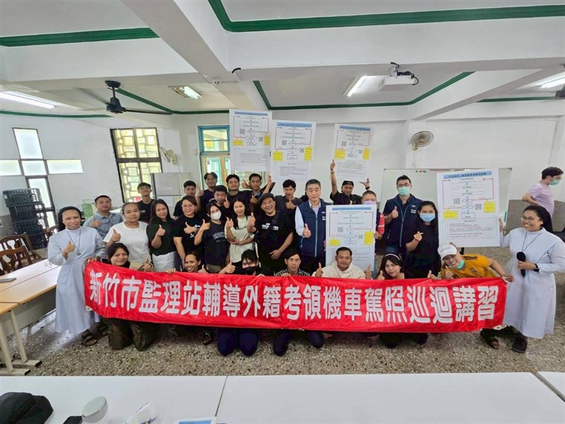 Sosialisasi keliling ujian SIM sepeda motor bagi warga asing di Kota Hsinchu hari Minggu. (Sumber Foto : Pusat Layanan Imigran dan Pekerja Migran Keuskupan Hsinchu via Kantor Kendaraan Bermotor Kota Hsinchu)